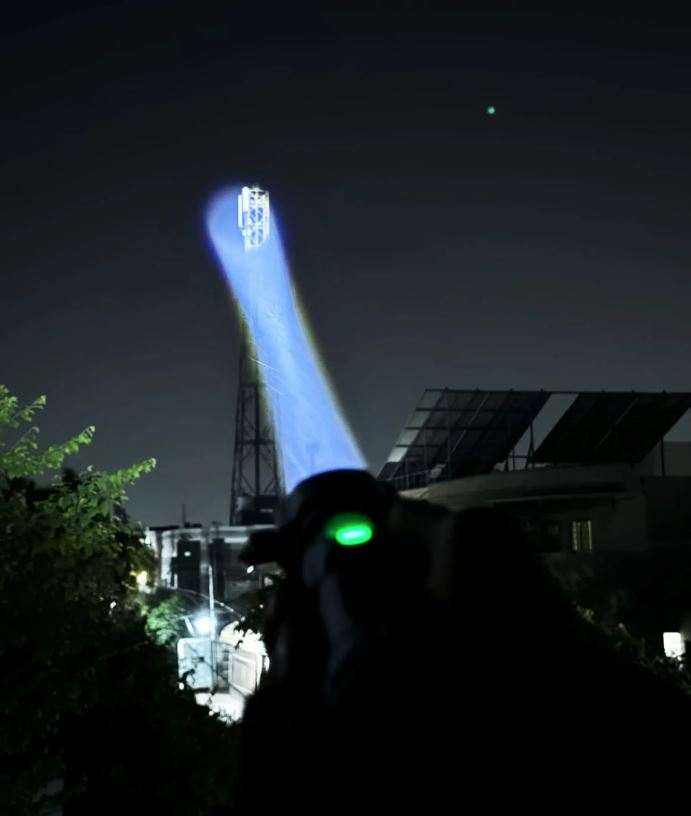 4-in-1 Emergency LED Flashlight – Light, Safety Hammer & Seatbelt Cutter all in One